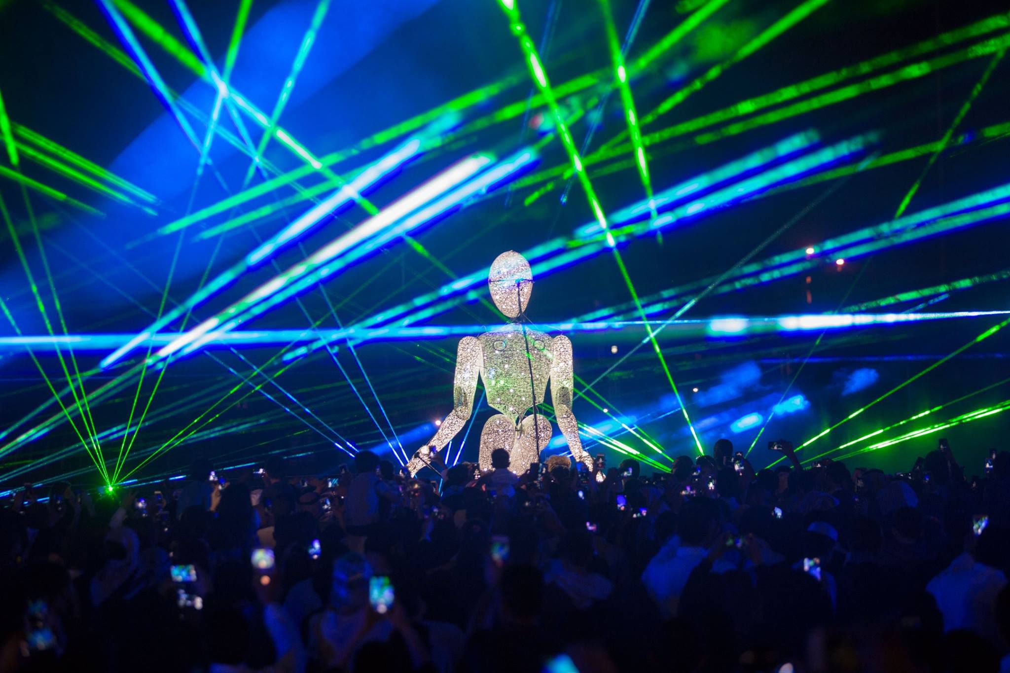 DUNDU in the sea of ​​lasers